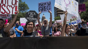 抗议者举着标语，沿着国会大道游行，抗议堕胎
