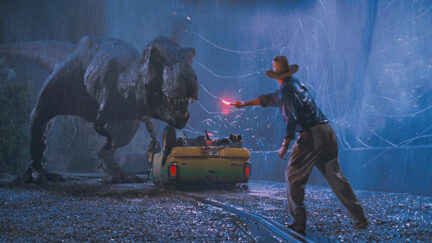 格兰特博士在侏罗纪公园向霸王龙挥舞照明弹。