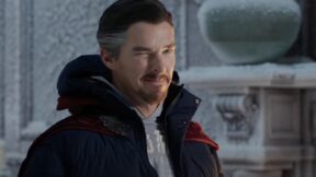 在《蜘蛛侠No Way Home》预告片中，本尼迪克特·康伯巴奇饰演的奇异博士身穿冬季装备和斗篷