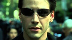 Keanu Reeves戴着太阳镜作为Neo'矩阵'