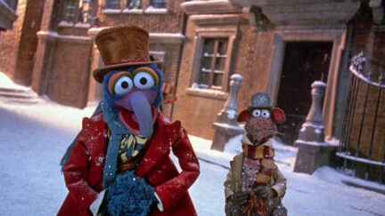 Gonzo和Rizzo在《布偶圣诞颂歌》中走在雪地里