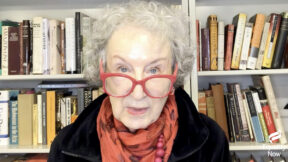 玛格丽特·阿特伍德(Margaret Atwood)在“现在就平等”(Equality Now)的“虚拟使平等成为现实”(Virtual Make Equality Reality)活动期间，在家中的书架前发表了讲话
